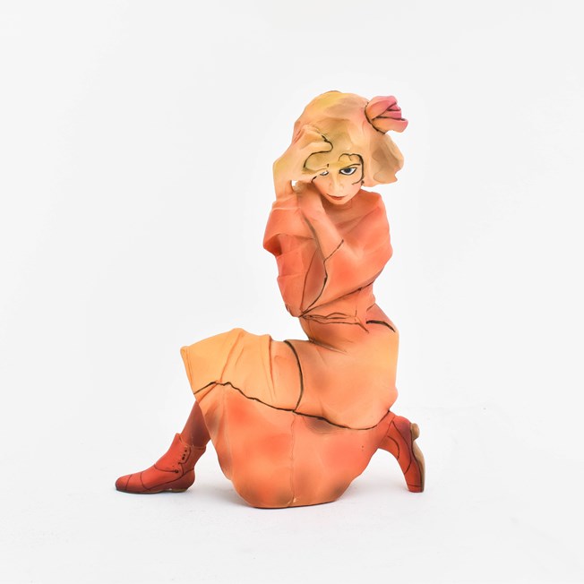 Sculpture'Kniendes Mädchen in orange-rotem'.