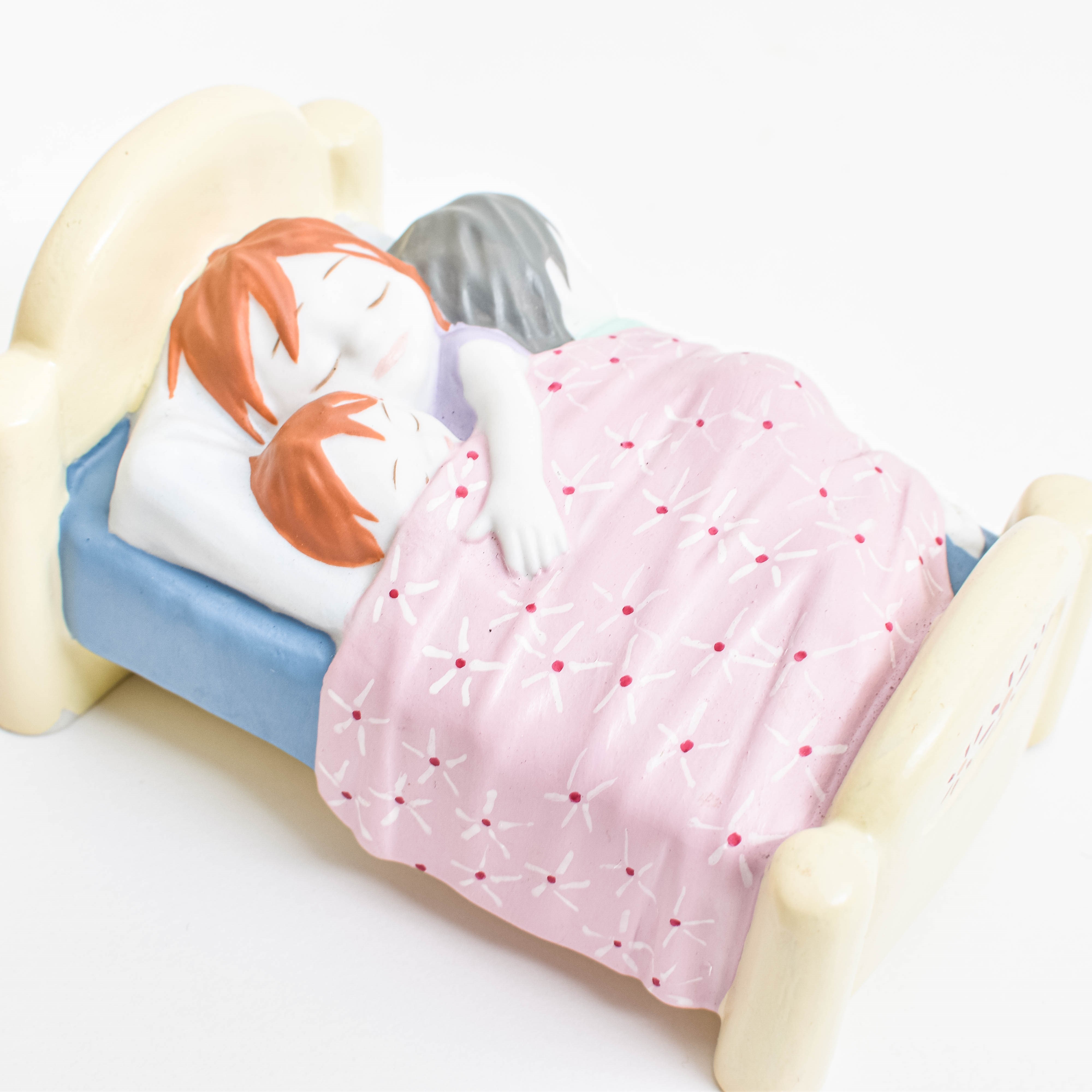 Sculpture au lit avec maman