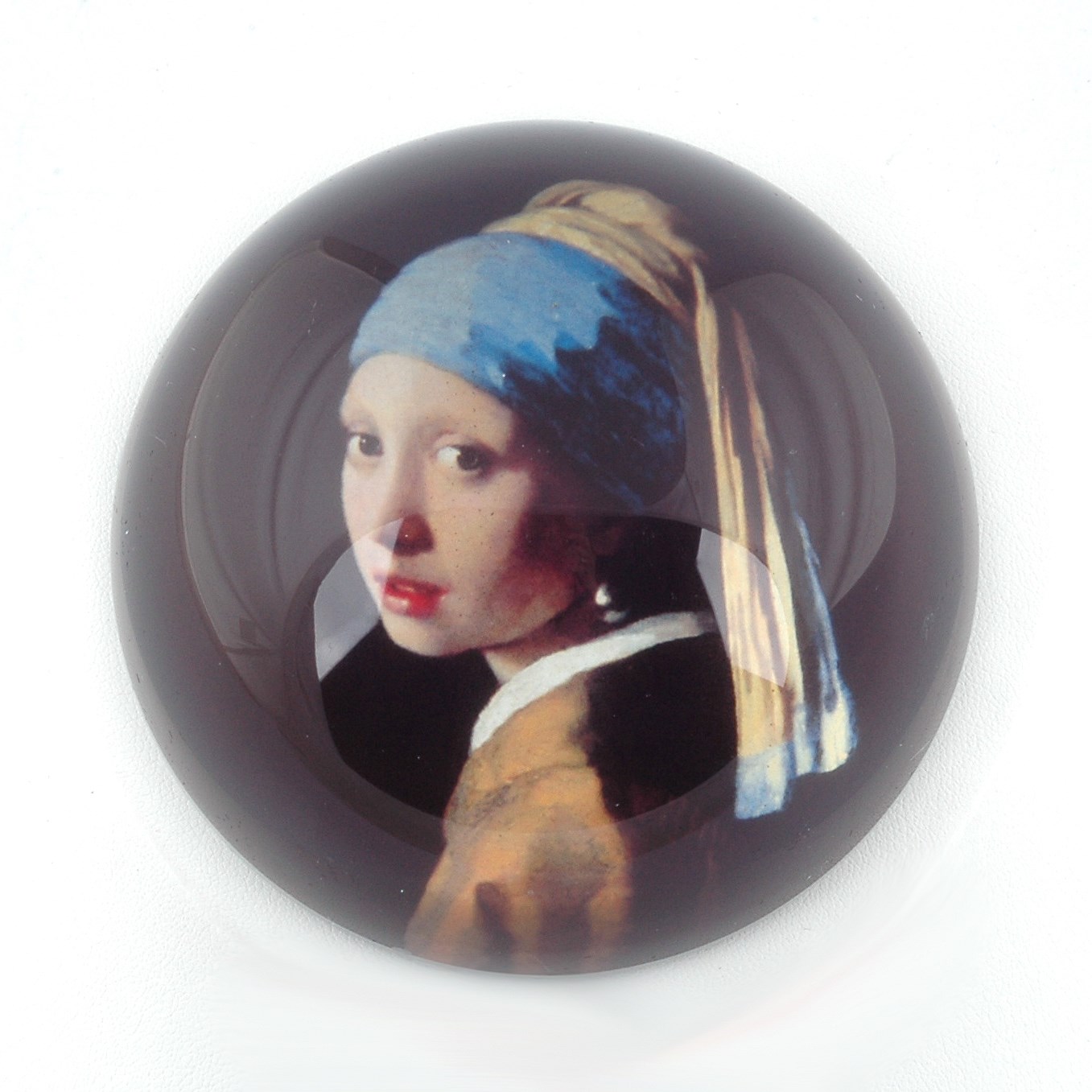 Presse-papier Girl avec une boucle d'oreille perle