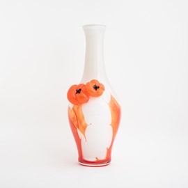 Vase en verre blanc avec tomates rouges orangées