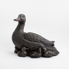 Sculpture en bronze Canard aux poussins