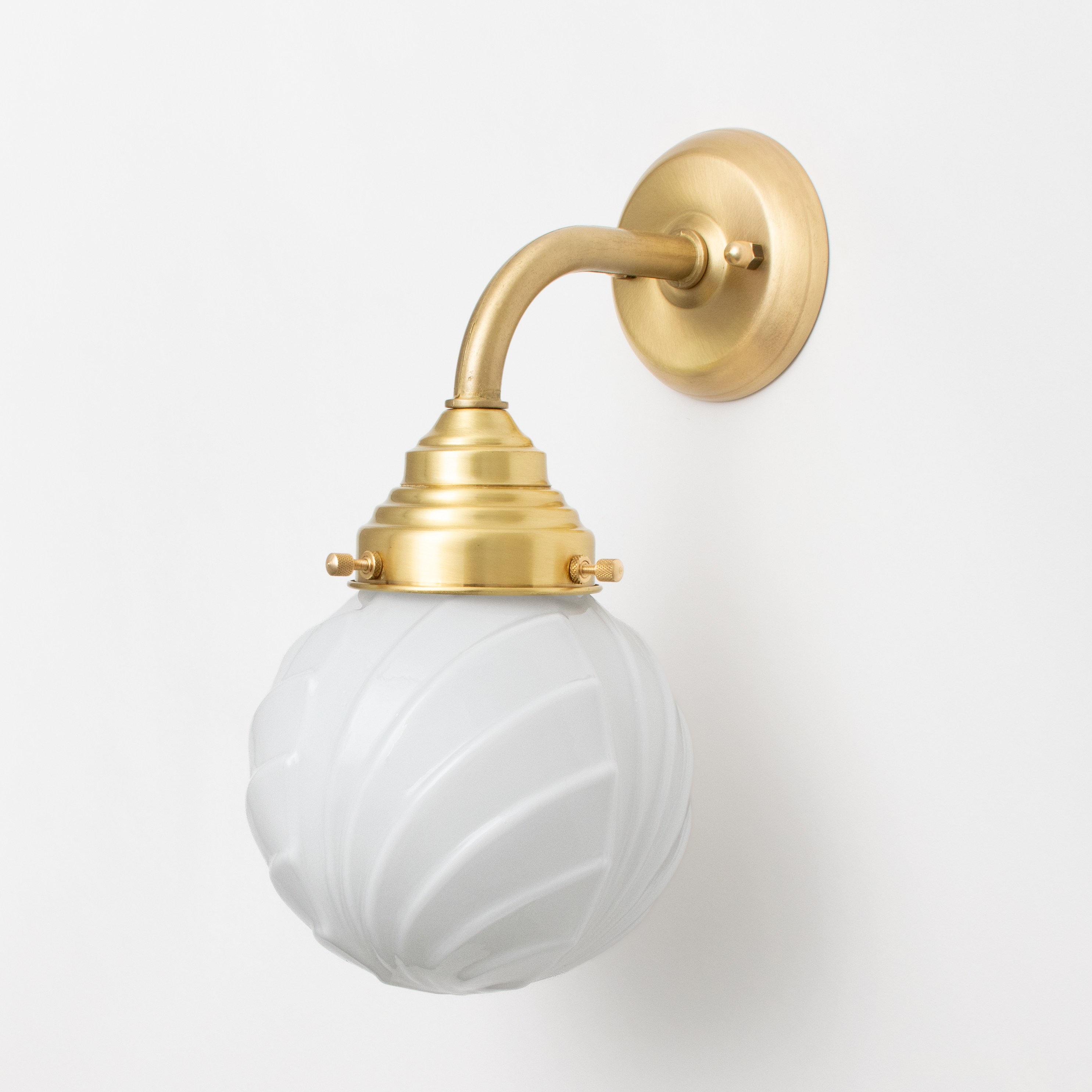 Applique Murale Swingbulb Curve Laiton