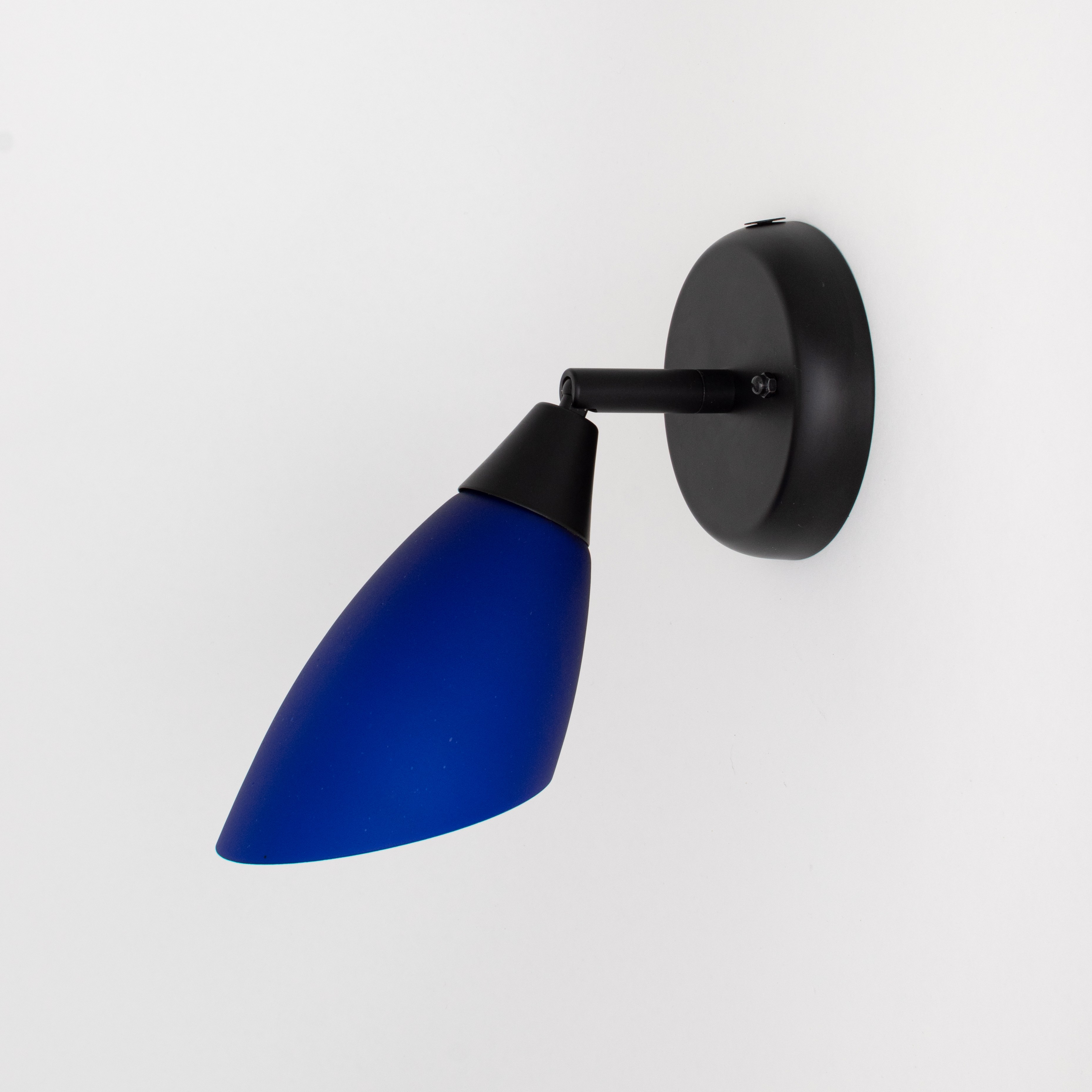 Spot mural noir avec charnière et abat-jour en verre bleu