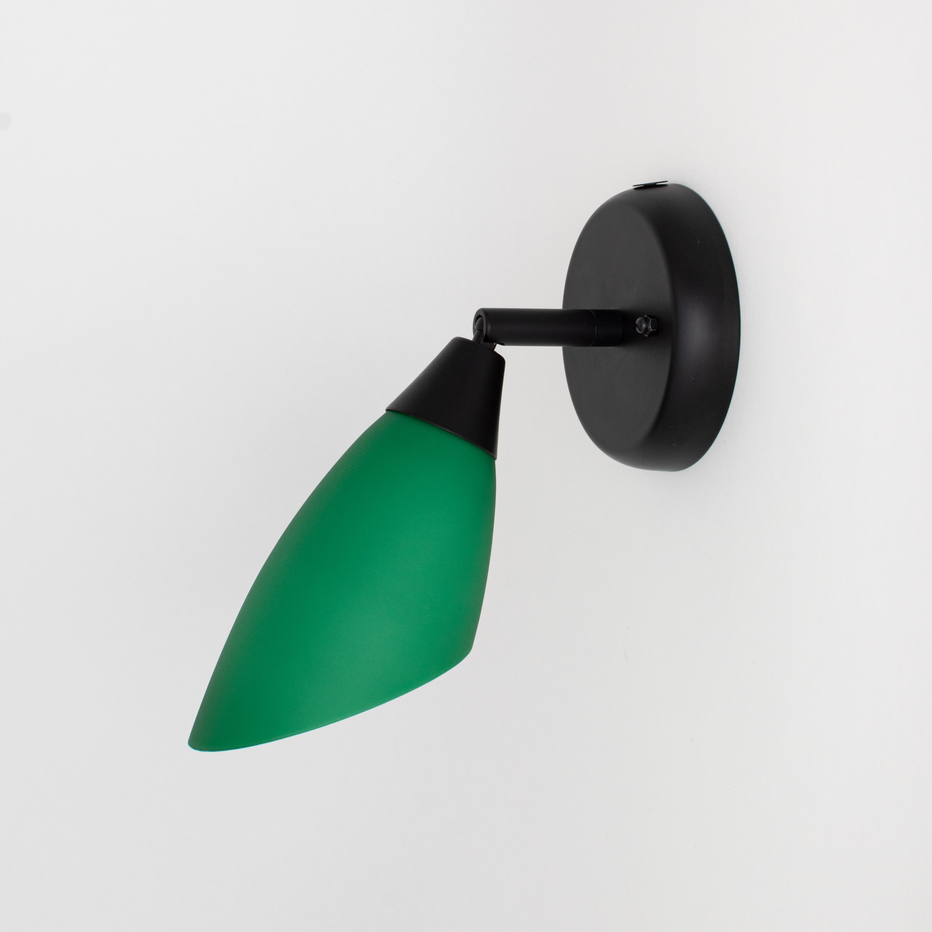 Spot mural noir avec charnière et abat-jour en verre vert