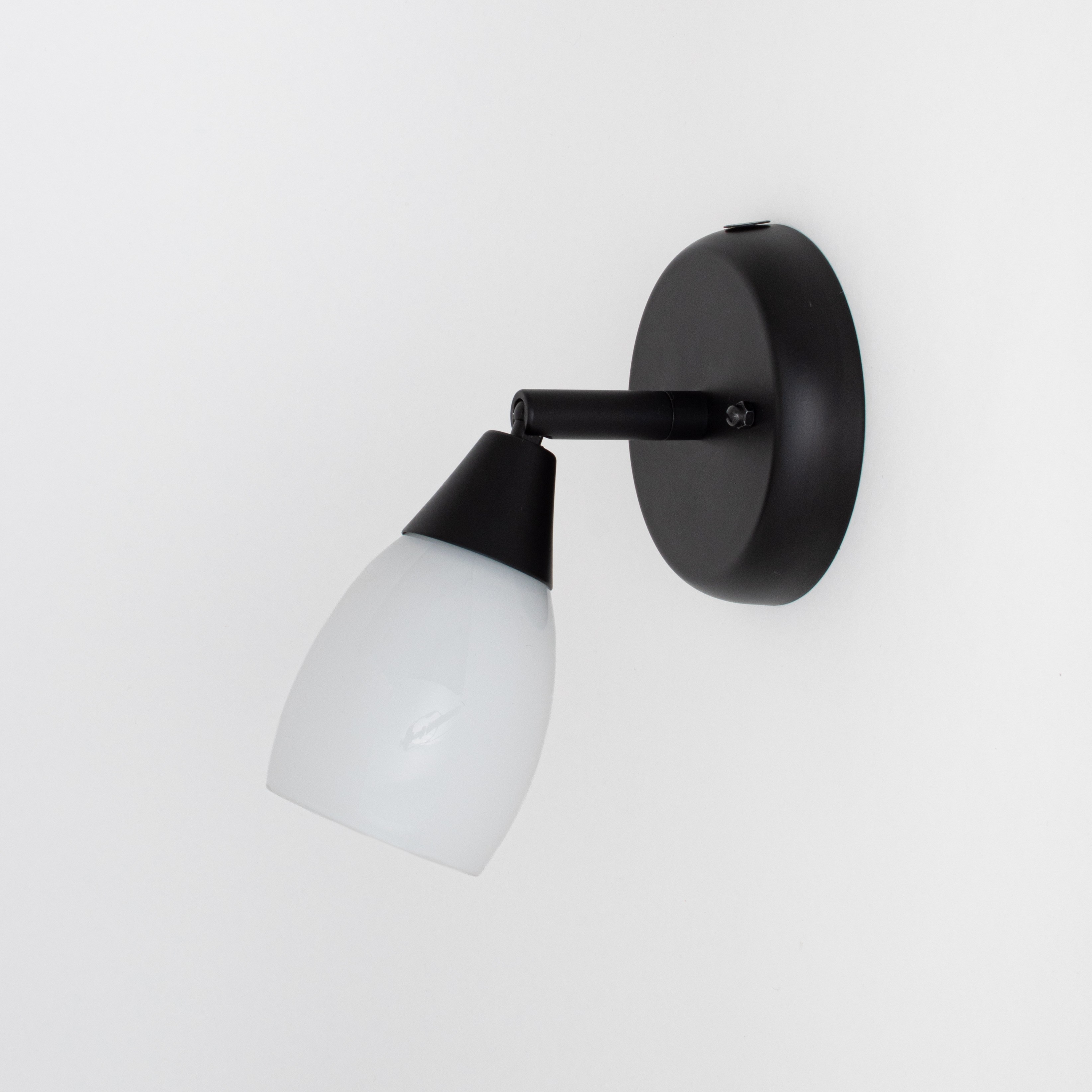 Spot mural noir avec abat-jour en verre blanc opale