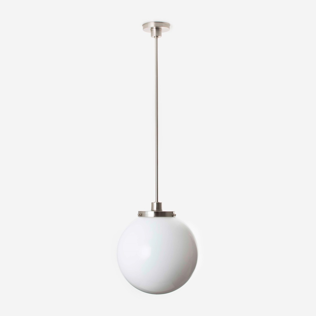 Suspension sphérique Ø 35 en verre opale mat sur une structure en nickel mat.