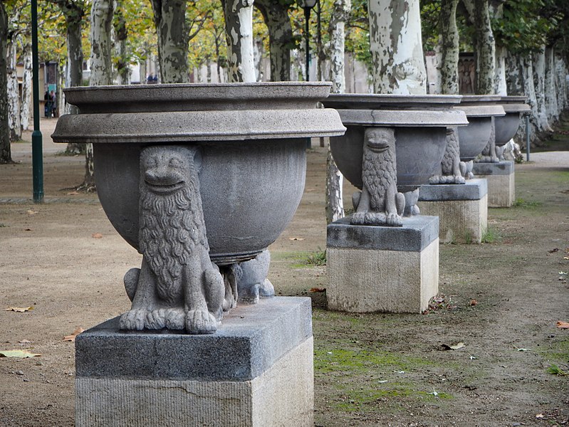 A series of images on the Platanenhain. Photo : Wikipedia